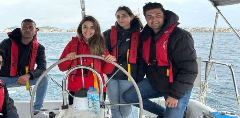 Çandarlı Yelken Kulübü teknesinde dümen başında uygulama eğitimi