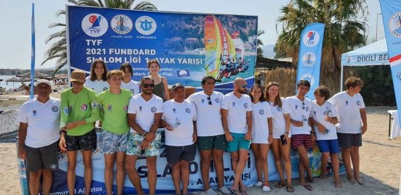 Çandarlı Yelken Kulübü sporcuları ve kulüp topluluğu
